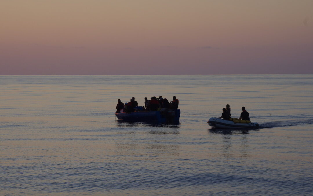 Holzboot mit 22 Menschen in Seenot – Nadir übernimmt Erstversorgung