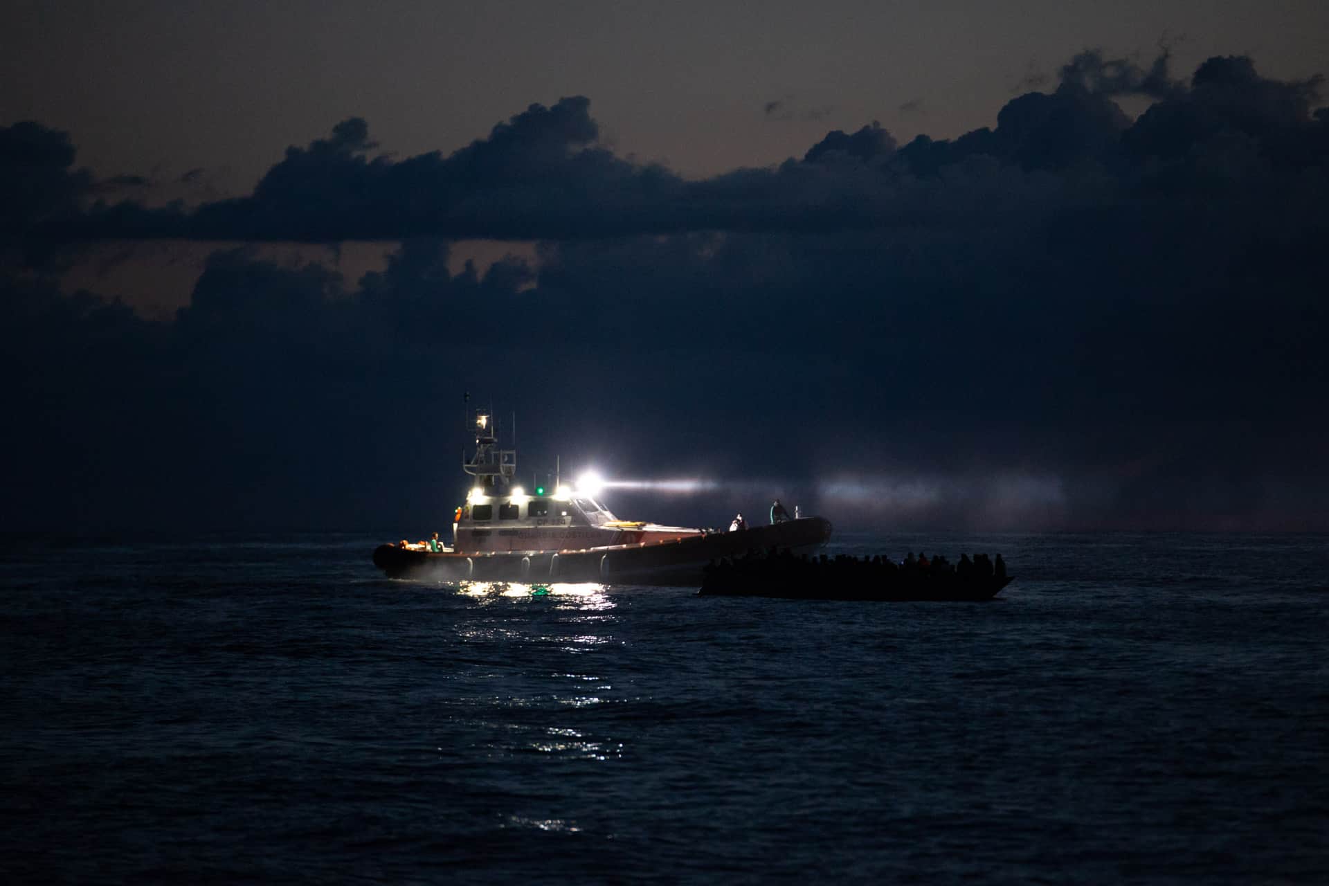 Rettung-italienische-Küstenwache-nachts