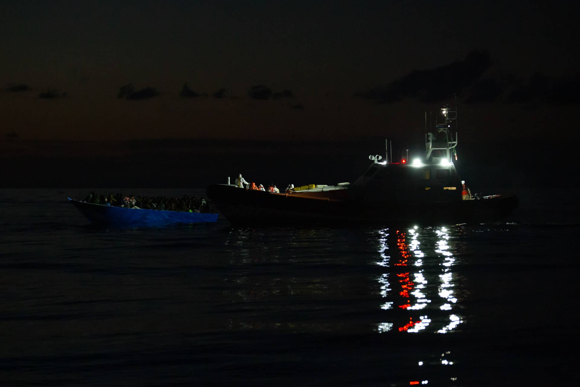 ItalienischeKüstenwache-Evakuierung-Holzboot-nachts