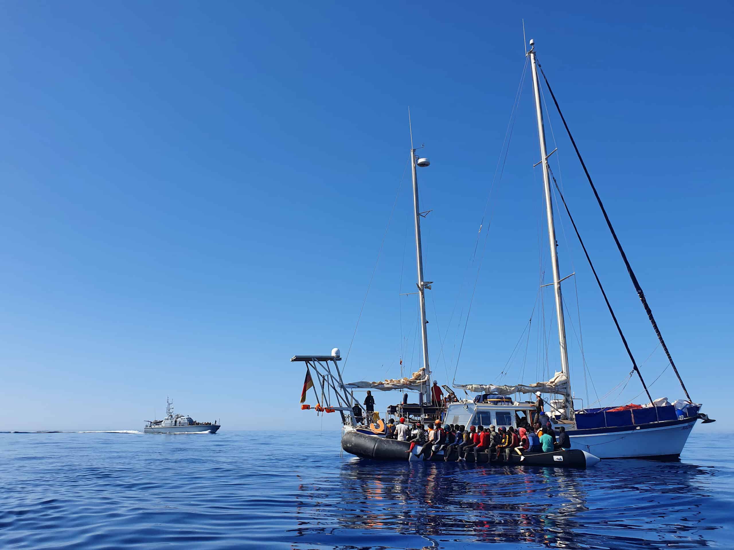 Resqship-Einsatz Mai-2022_Schlauchboot längsseits Nadir sog. Libysche Küstenwache