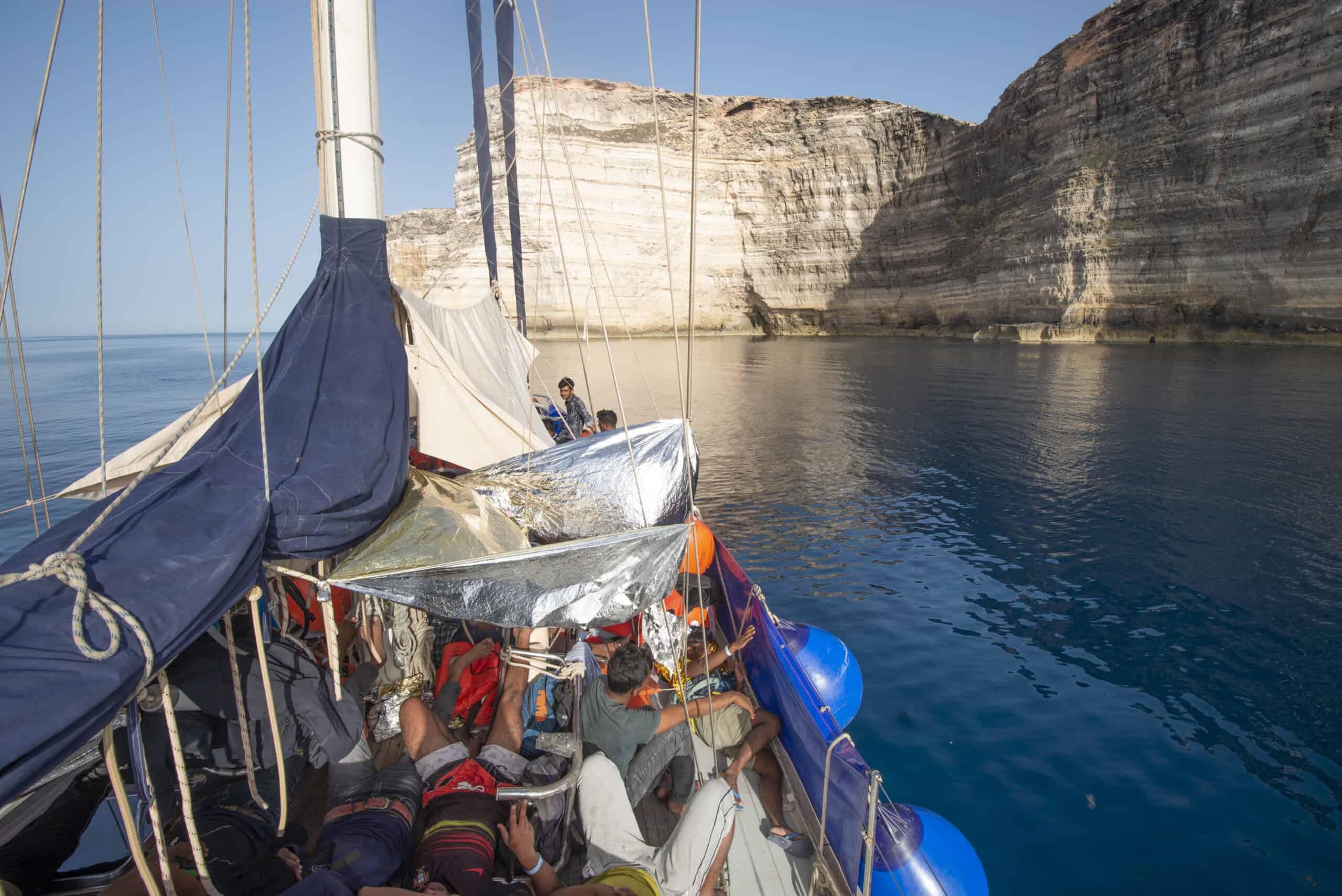 Resqship-Nadir-Lampedusa-Menschen an Bord dichtgedrängt