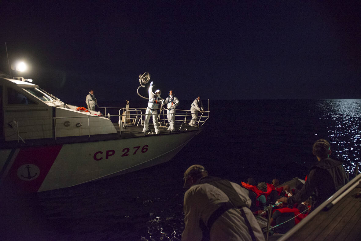 Nadir+Boot mit 14 Menschen, italienische Küstenwache