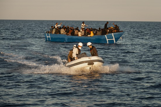 Beiboot Nadir+Boot mit 70 Menschen in Seenot