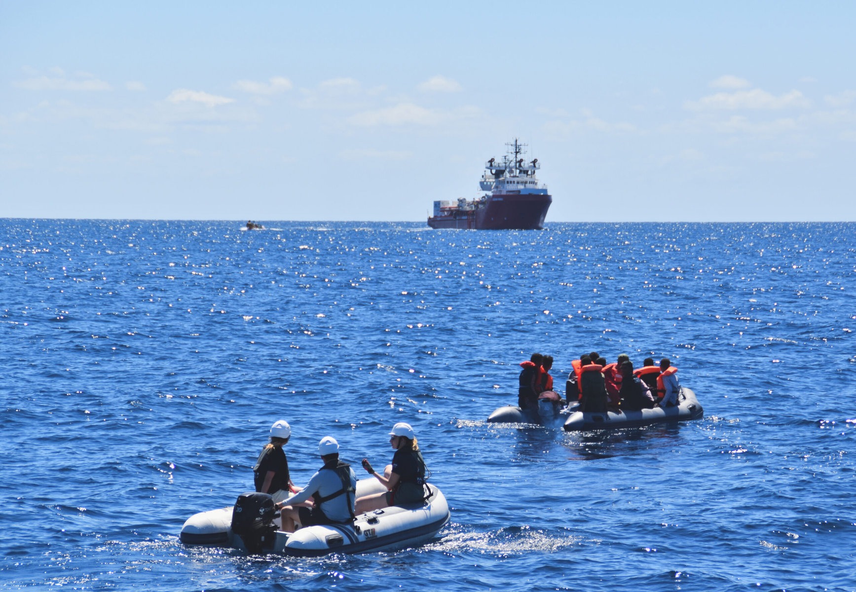 Nadir-Rhib+Flüchtlingsboot+OceanViking