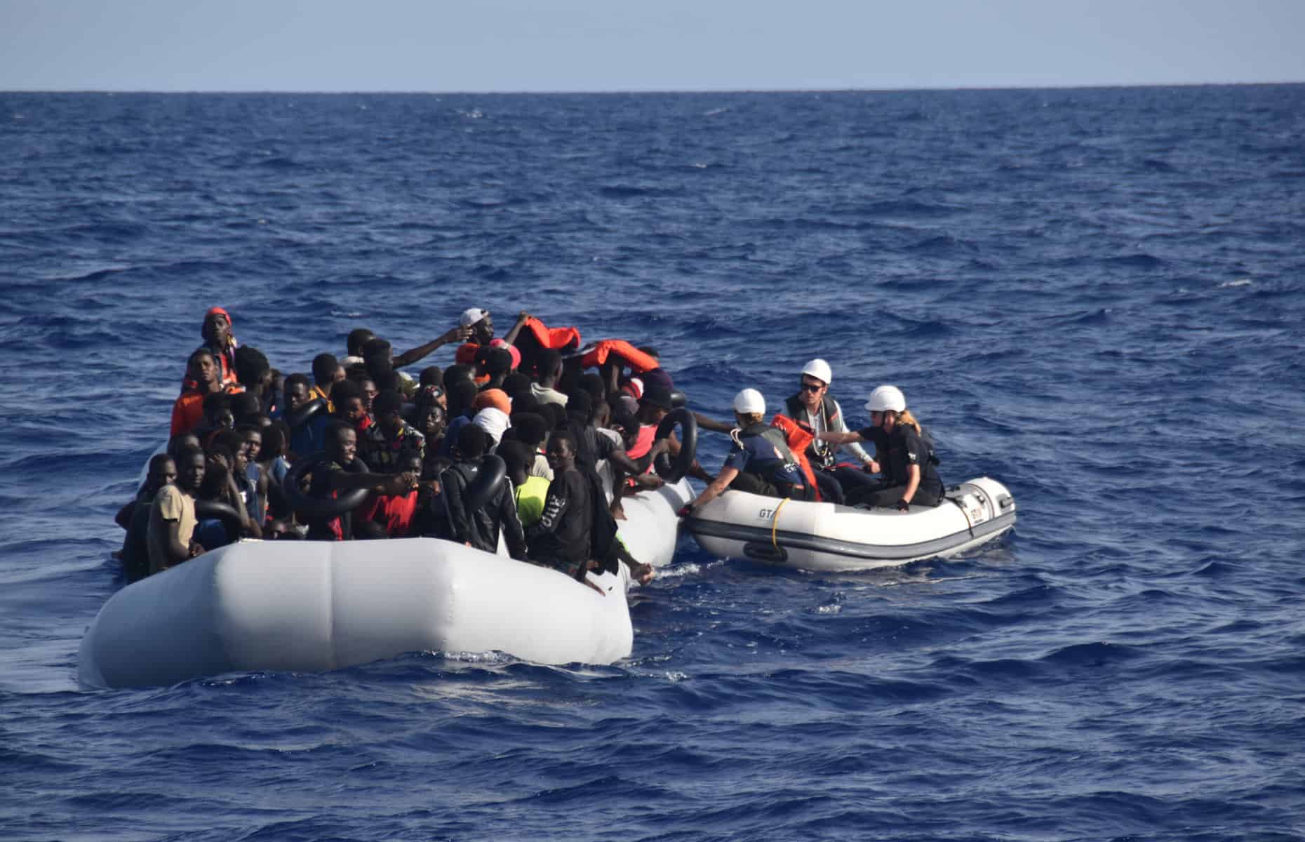 Flüchtlingsboot-Annäherung Rhib-Nadir_Rettungswesten verteilen