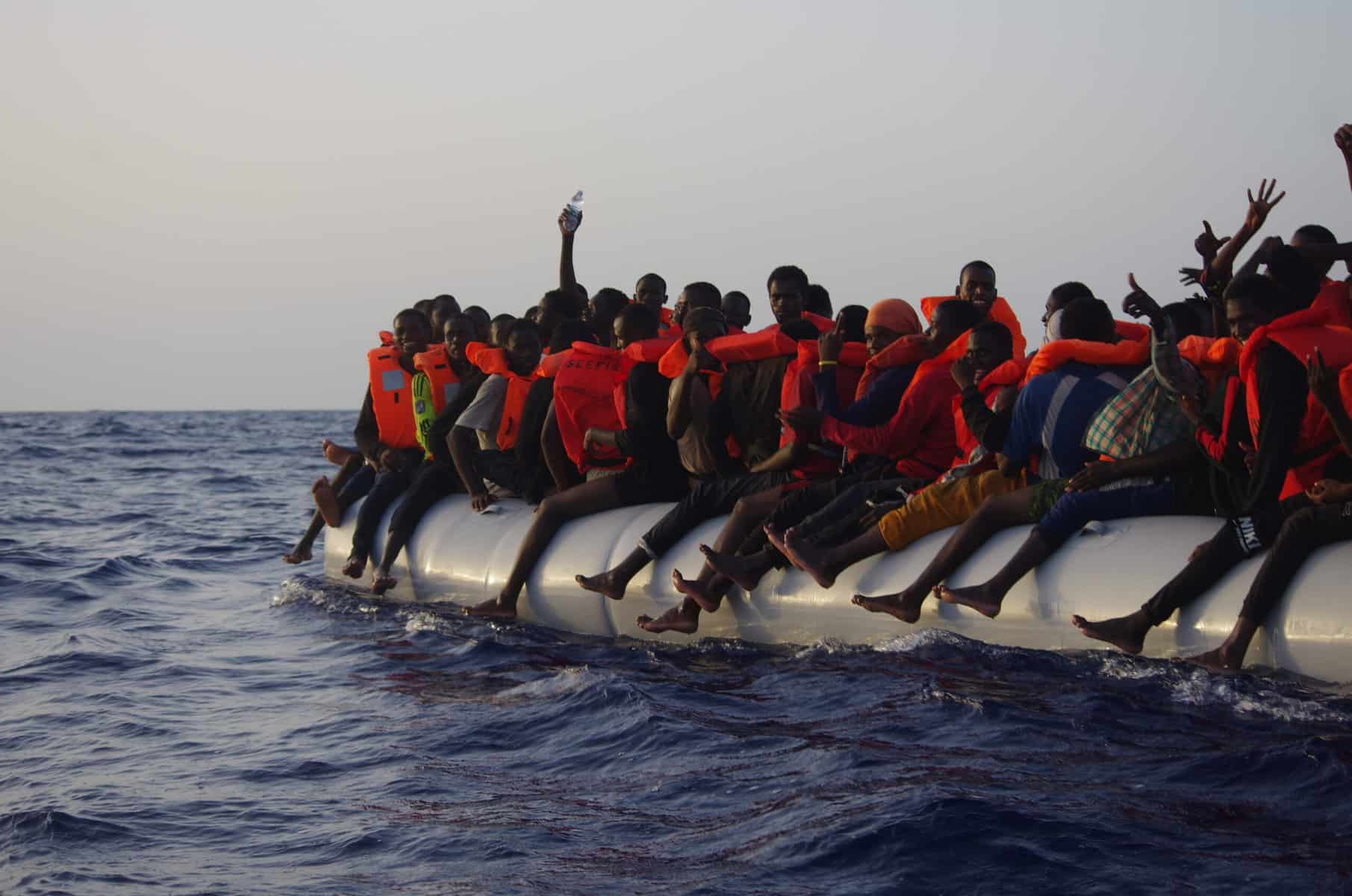 Resqship-Mission6-Schlauchboot-Flüchtlinge