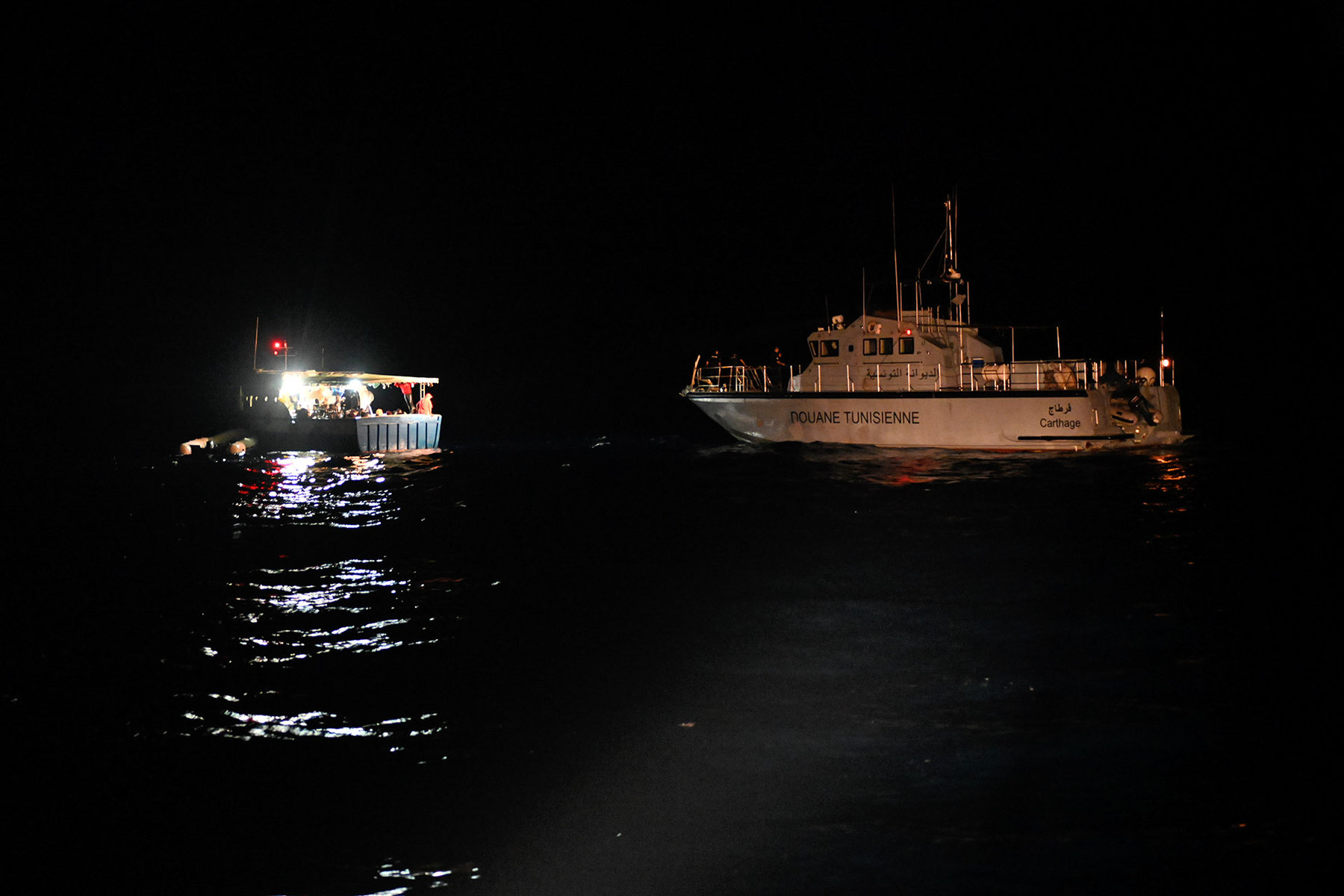 Fischerboot-Tunesischer-Zoll-Schlauchboot-RESQSHIP