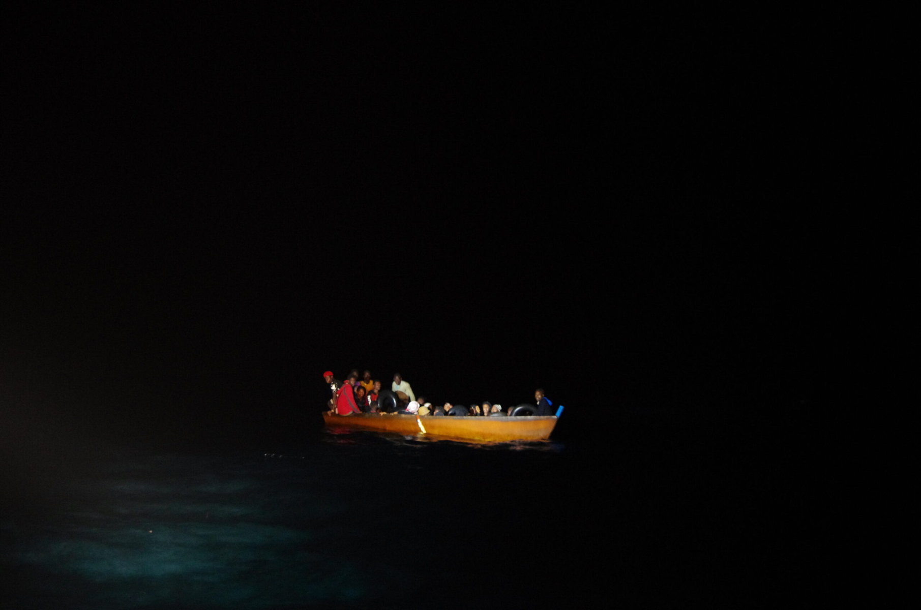 Flüchtlingsboot-nachts