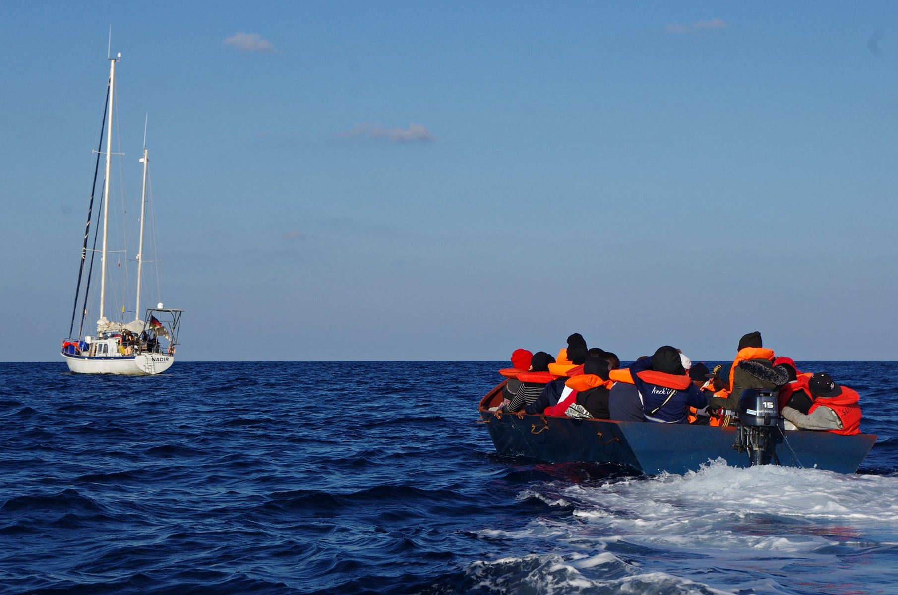 Nadir-begleitet-Boot-mit-Flüchtlingen