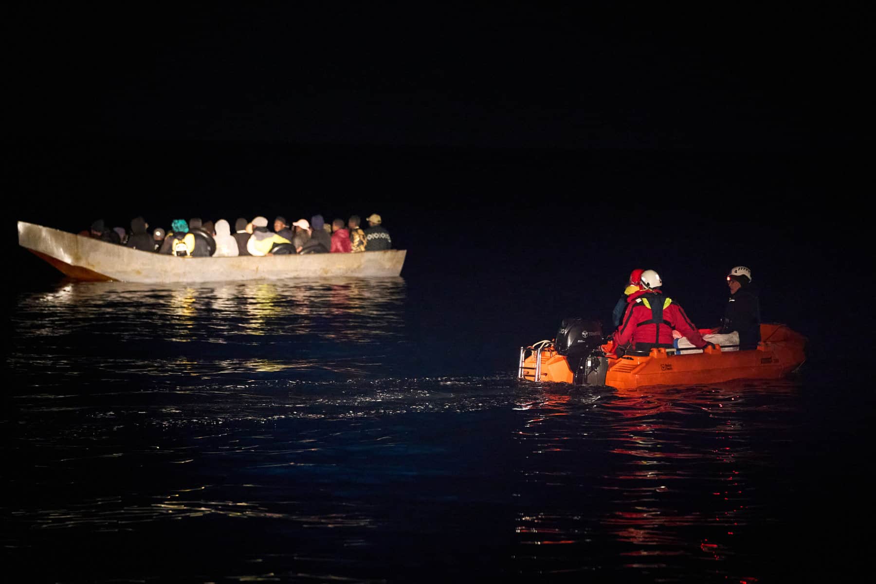 Resqship-Nadir-Beiboot-Flüchtlingsboot-nachts