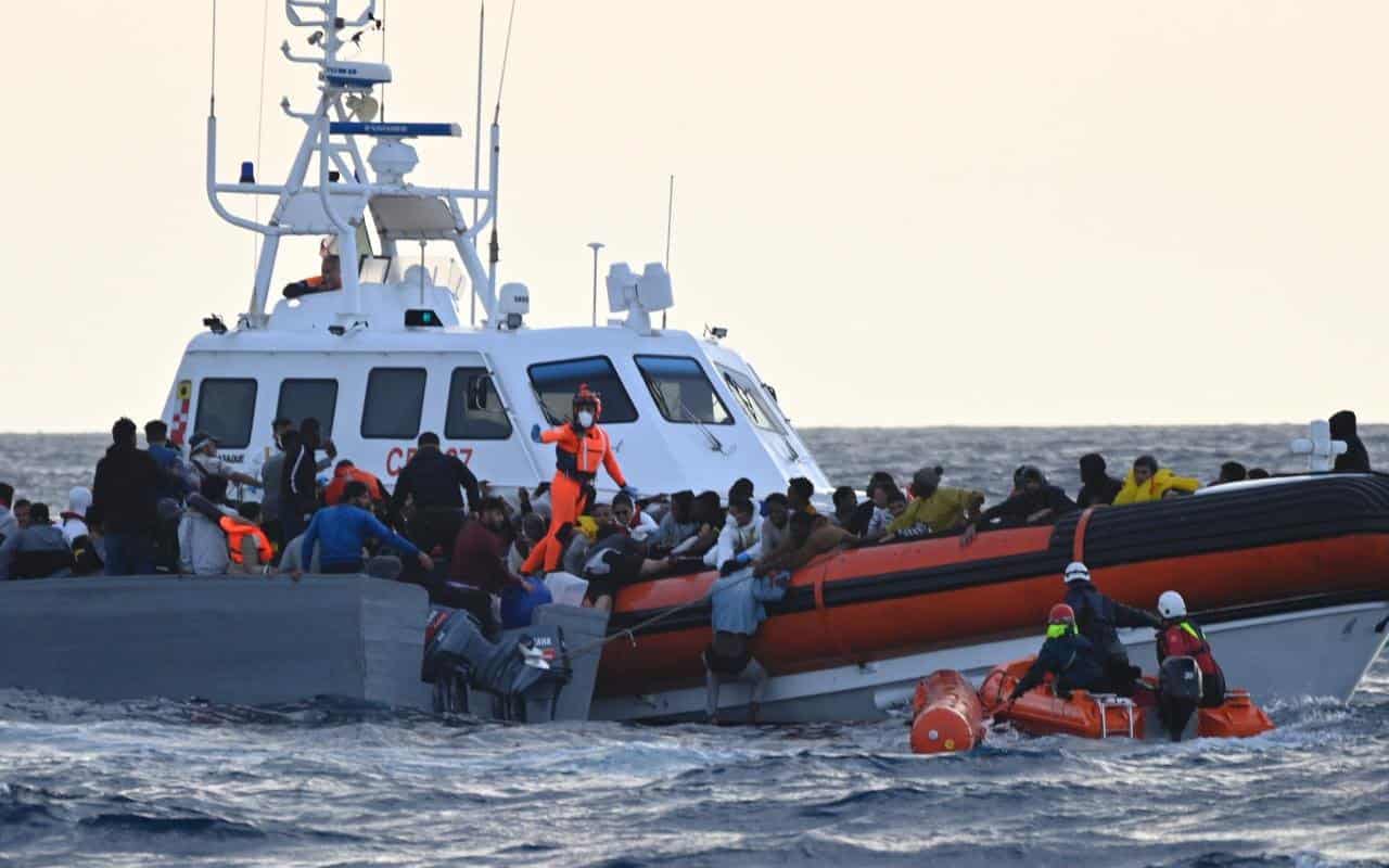 Italienische-Küstenwache-Menschen-Panik
