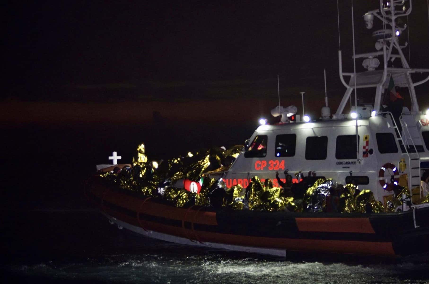 Italienische-Küstenwache-übernimmt-geflüchtete-von-Nadir