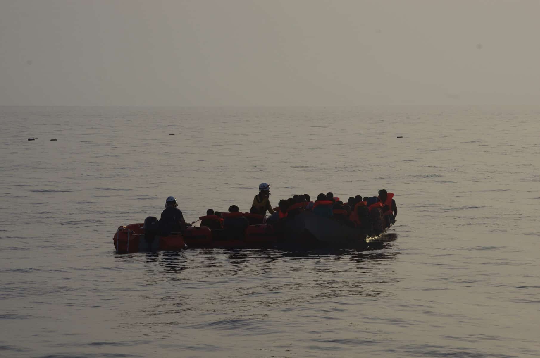 Crew-der-Nadir-trifft-auf-Geflüchtete-im-Mittelmeer