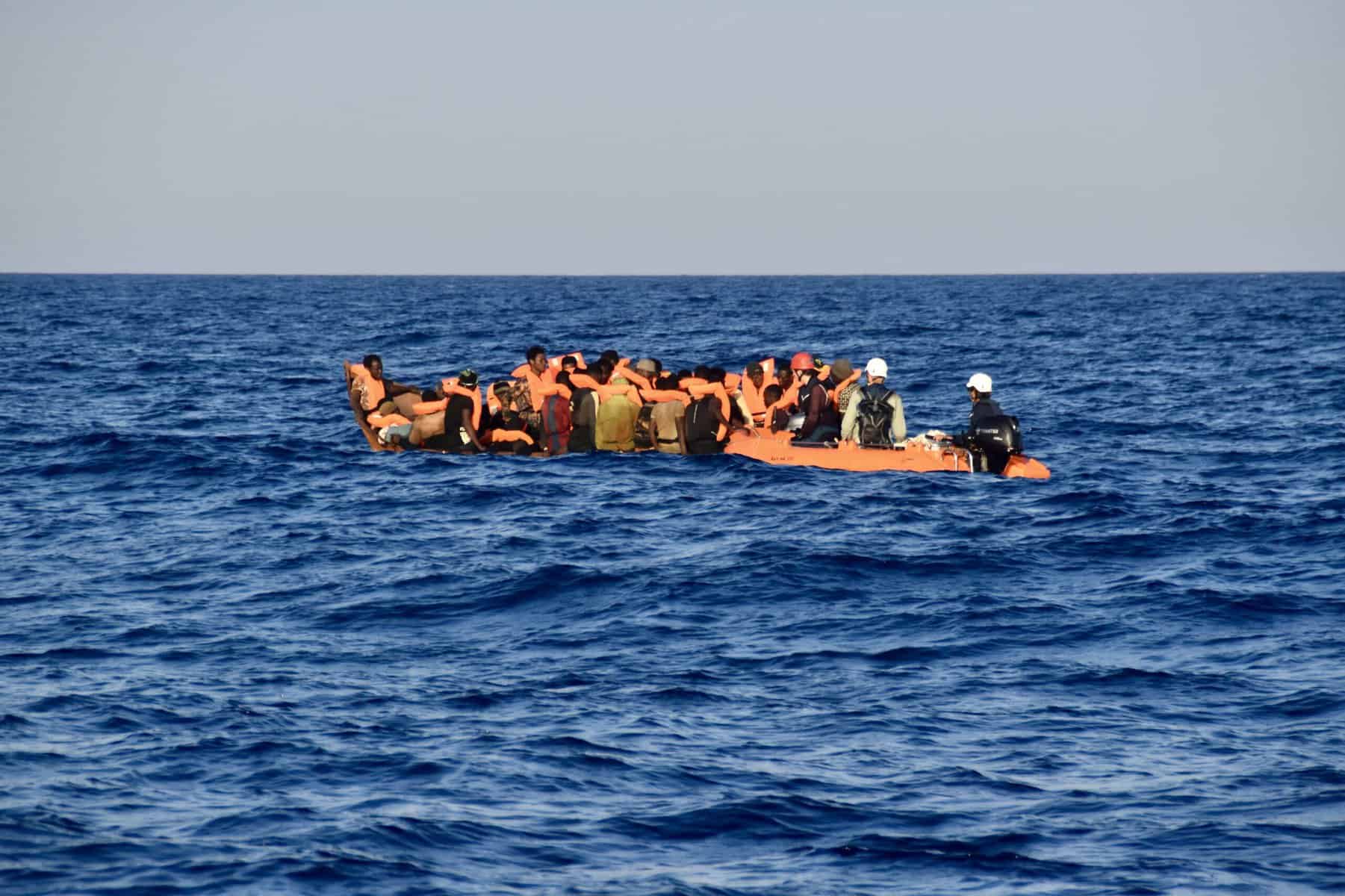EKL_Tender-nähert-sich-Flüchtlingsboot