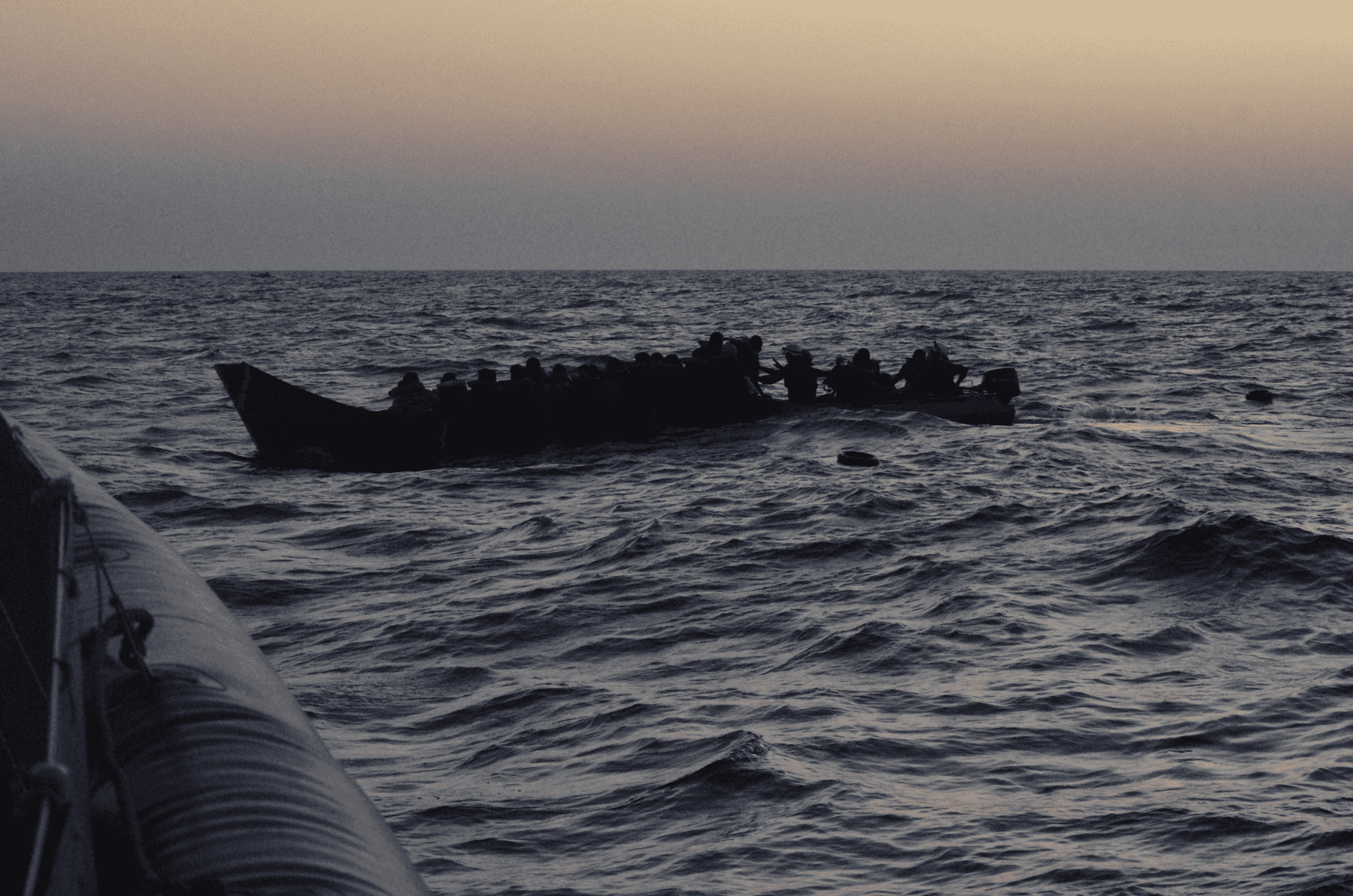 Flüchtlingsboot_in_Seenot_in_Dämmerung