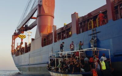 Segelschiff Nadir unterstützt 239 Geflüchtete in Seenot im zentralen Mittelmeer – 186 von Frachtschiff gerettet