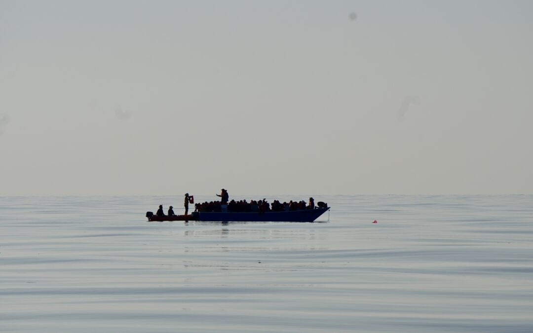 Lampedusa atmet durch, während Migrant:innen auf der Flucht auf ein Abfahrtsfenster warten