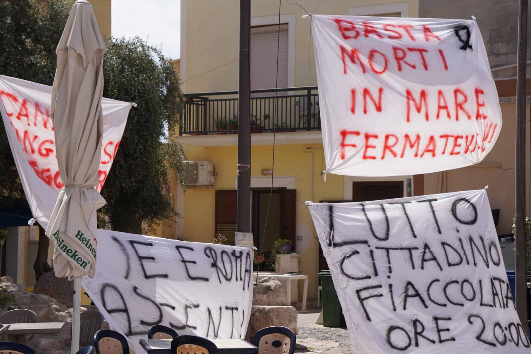Banner_im_Zentrum_Lampedusas