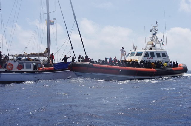 Gemeinsame Rettungsaktion der italienischen Küstenwache und dem deutschen Segelschiff Nadir