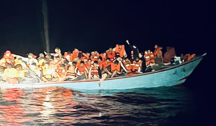 Tragödie im Mittelmeer: 10 Tote und 2 Bewusstlose in Flüchtlingsboot – 51 Menschen gerettet