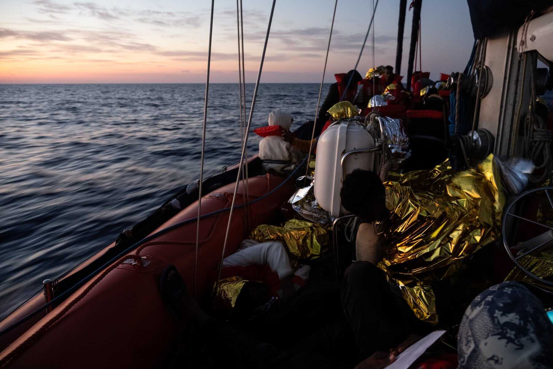 Nach erfolgter Evakuierung befinden sich die Flüchtenden auf dem Oberdeck der NADIR, auf dem Weg nach Lampedusa