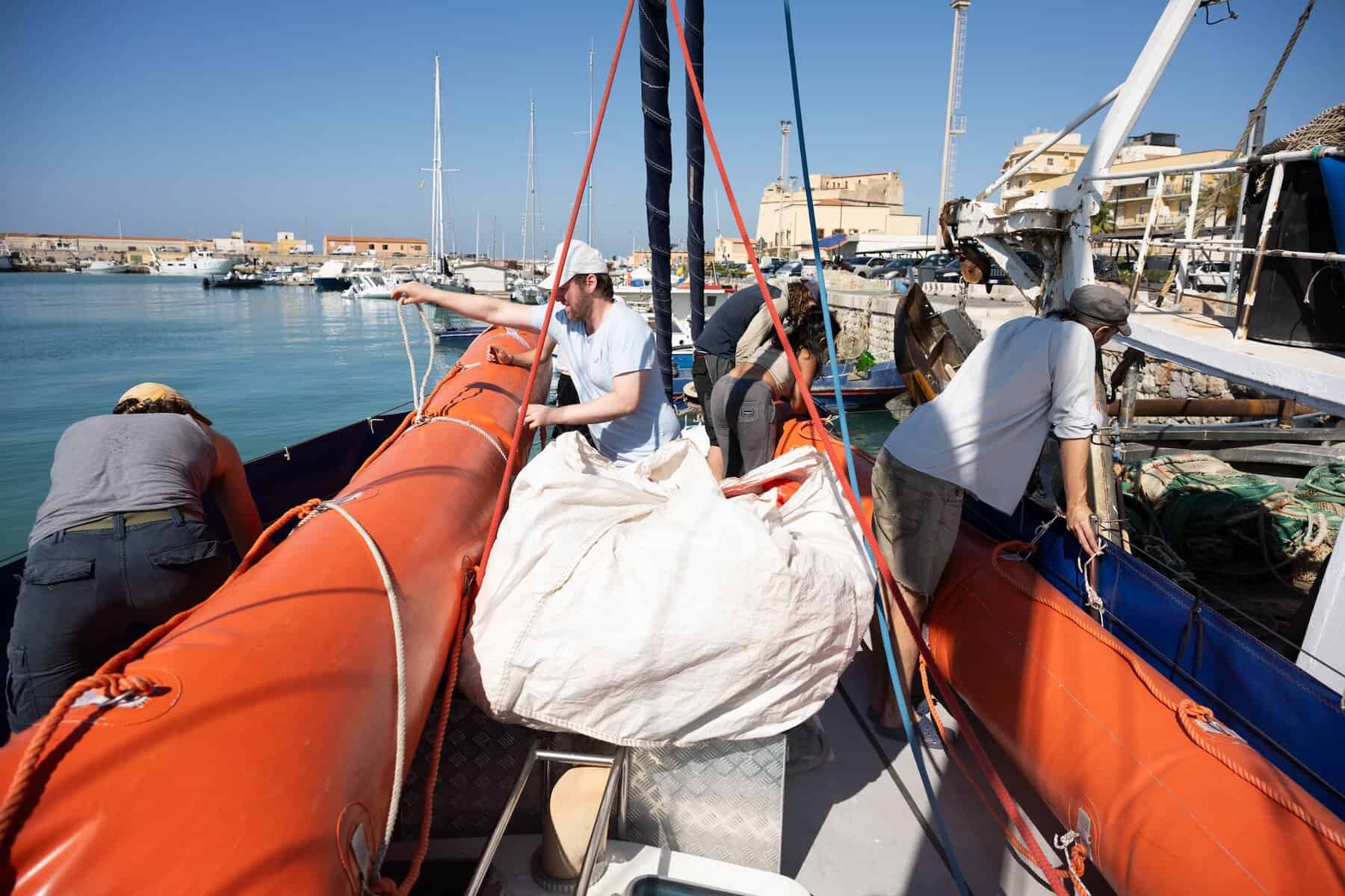 An Bord der NADIR werden in Porto Empedocle die letzten Vorbereitungen für den fünften Beobachtungs- und Rettungseinsatz getroffen