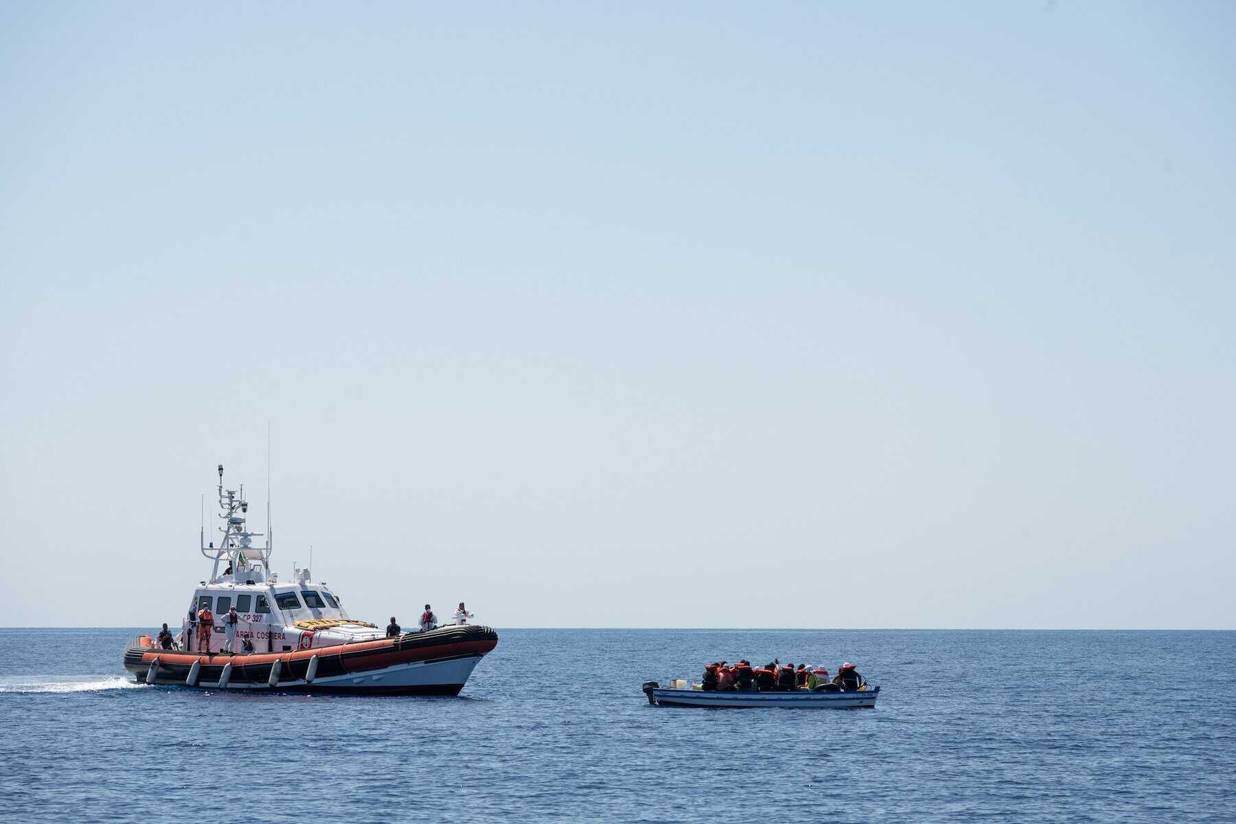 Ein Boot der Italienischen Küstenwache nähert sich den Personen, die sich in Seenot befinden, die die Crew der NADIR gesichtete hatte