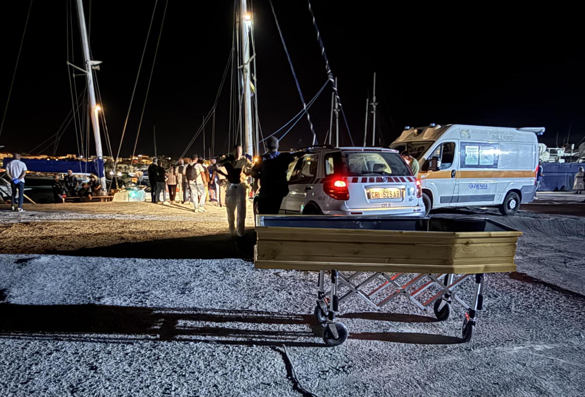 Sarg auf dem Molo in Lampedusa. Drei Geschwister waren währemd der Überfahrt von Libyen nach Italien auf dem Mittelmeer verstorben. Sie waren in einem überfüllten Schlauchboot ertrunken.