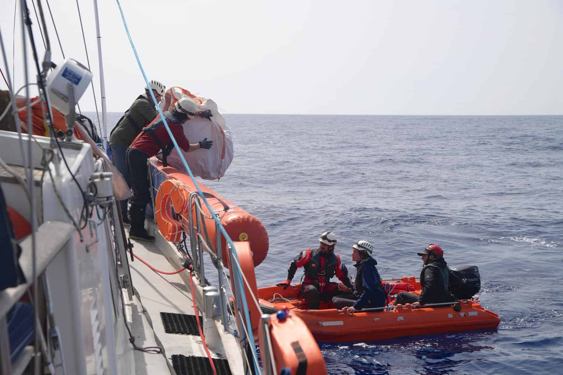 Tender-Crew der NADIR nimmt Rettungswesten an Board