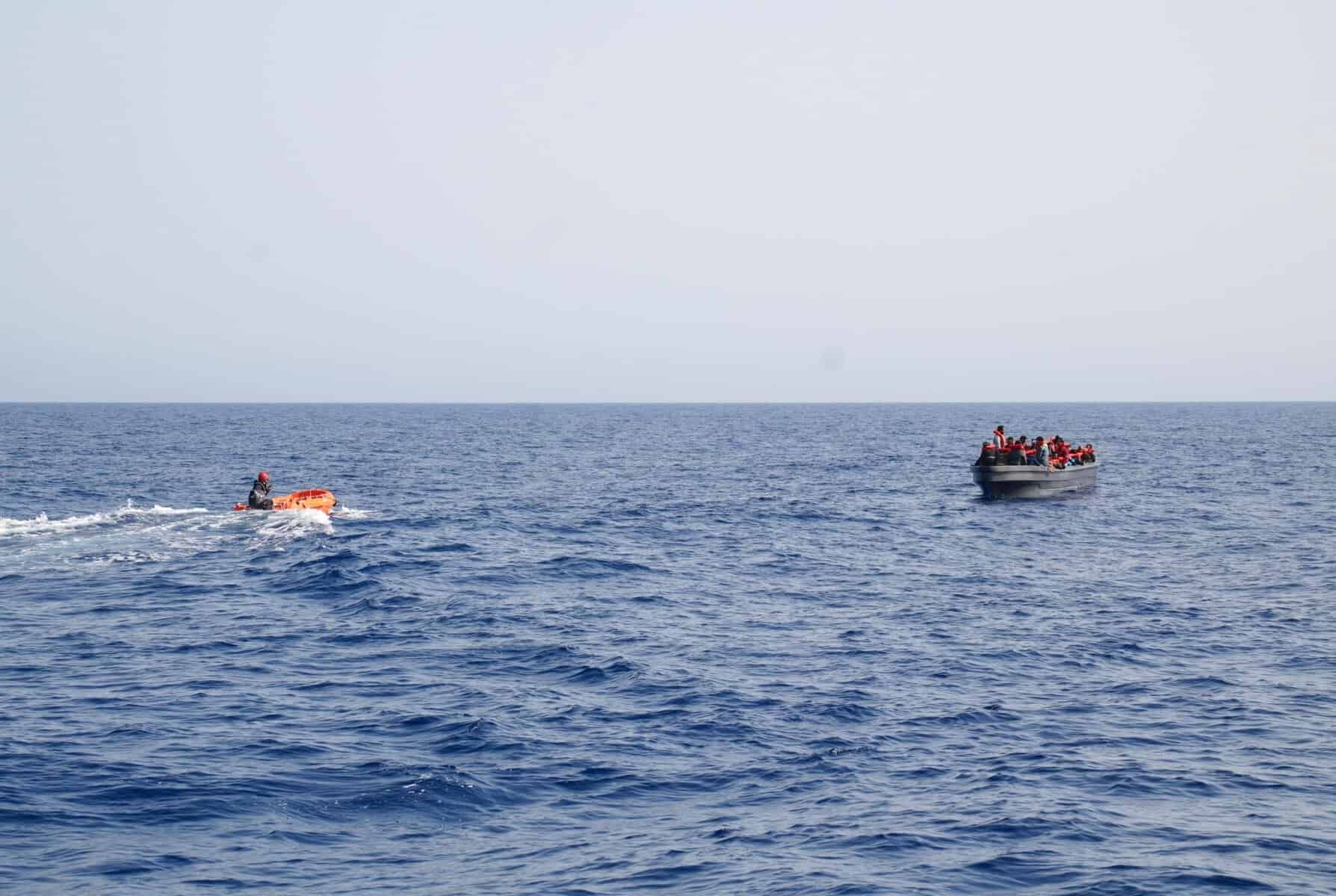 Erstkontakt der Überlebenden mit der Crew des NADIR-Tenders mit Glasfaserboot auf dem Mittelmeer