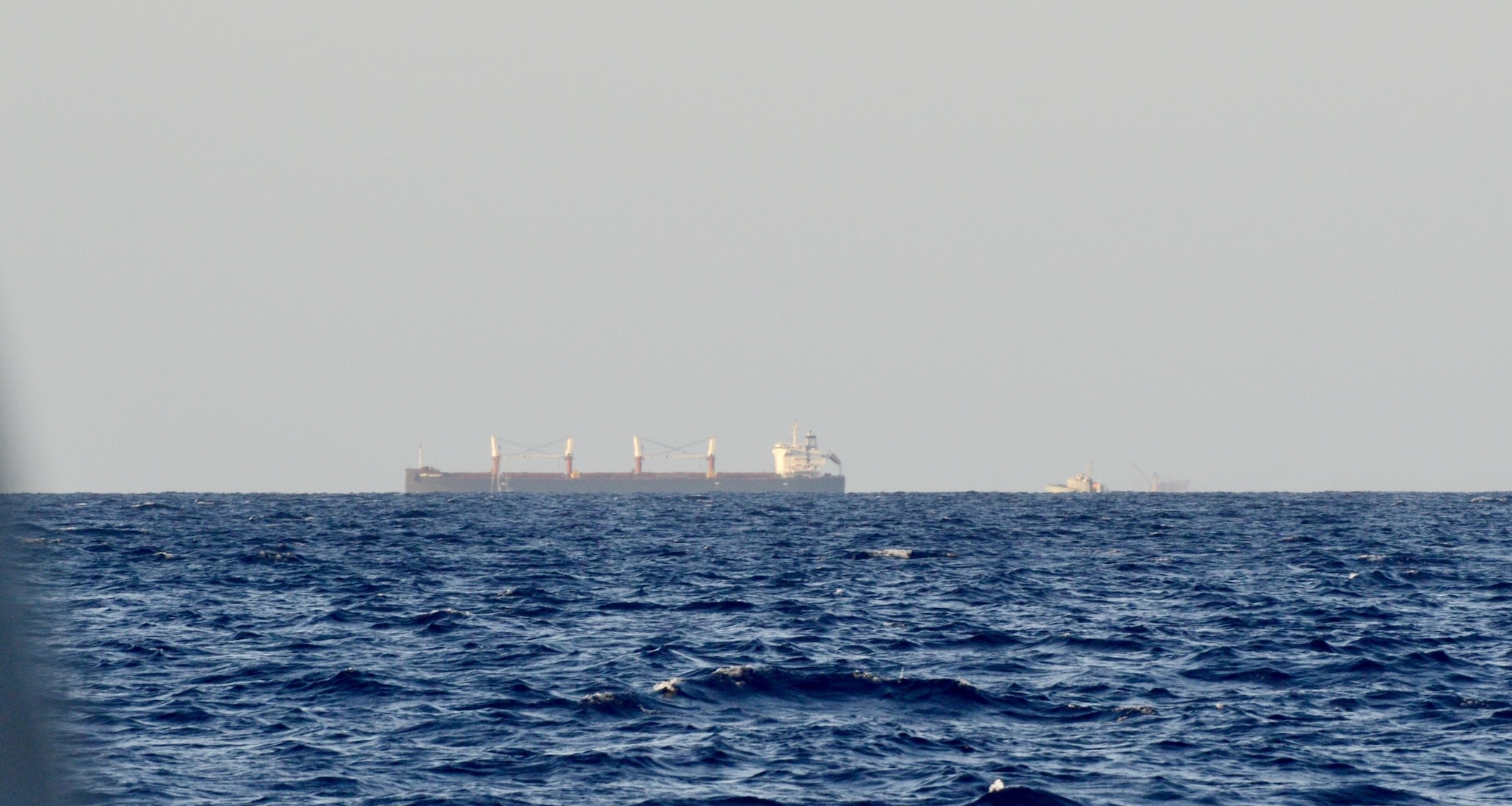 Das Handelsschiff PORT FUKUOKA hatte am Tag zuvor 97 Menschen aus akuter Seenot gerettet. 