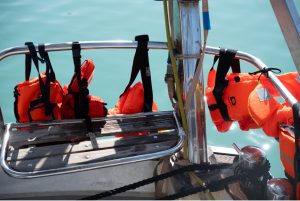 Rettungswesten an Deck