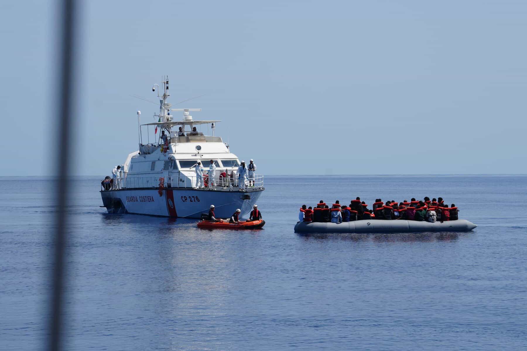 CP with nadir tender Die Überlebenden auf dem Schlauchboot nachdem die Crew der NADIR Rettungswesten und Trinkwasser verteilt hat. Im Hintergrund zu sehen: Das Segelschiff NADIR, das Such- und Rettungseinsätze fährt.