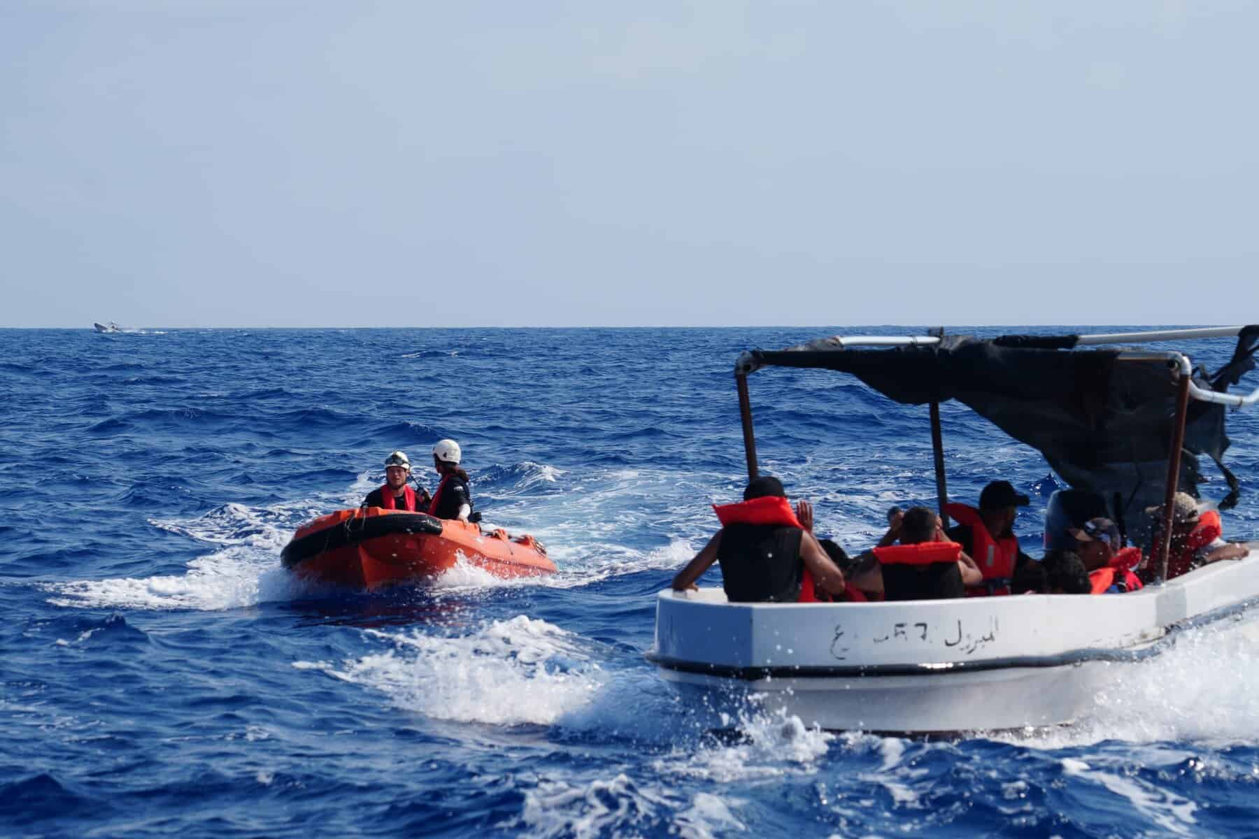 Lybian boat 2 edited Das Handelsschiff PORT FUKUOKA hatte am Tag zuvor 97 Menschen aus akuter Seenot gerettet.