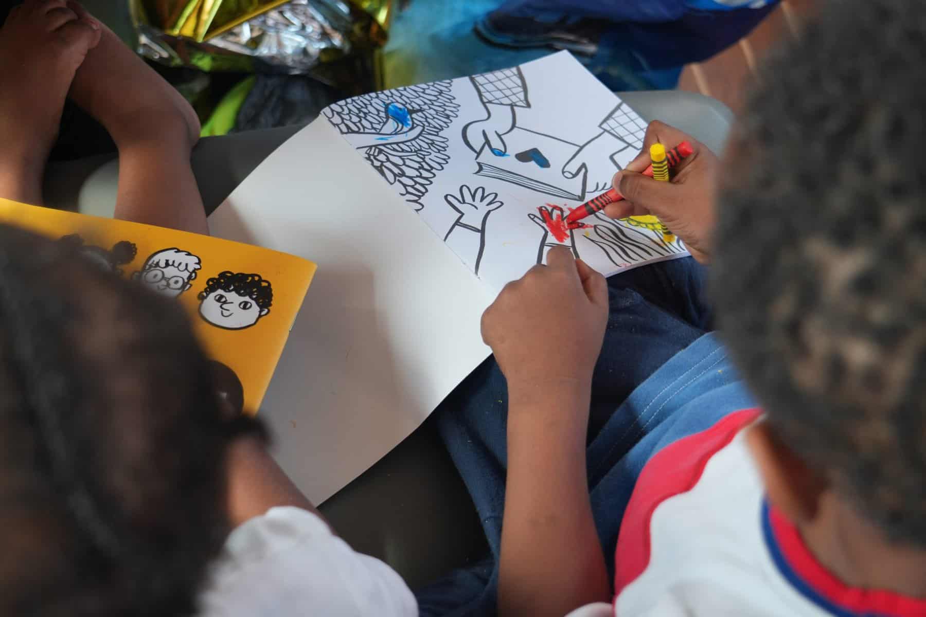kids Auf einem sich stark auf den hohen Wellen neigenden Eisenboot halten sich Geflüchtete fest, u, nicht ins Meer zufallen. Die Personen auf dem Eisenboot waren seit 6 Tagen unterwegs gewesenl, als die Crew der NADIR auf sie stieß.