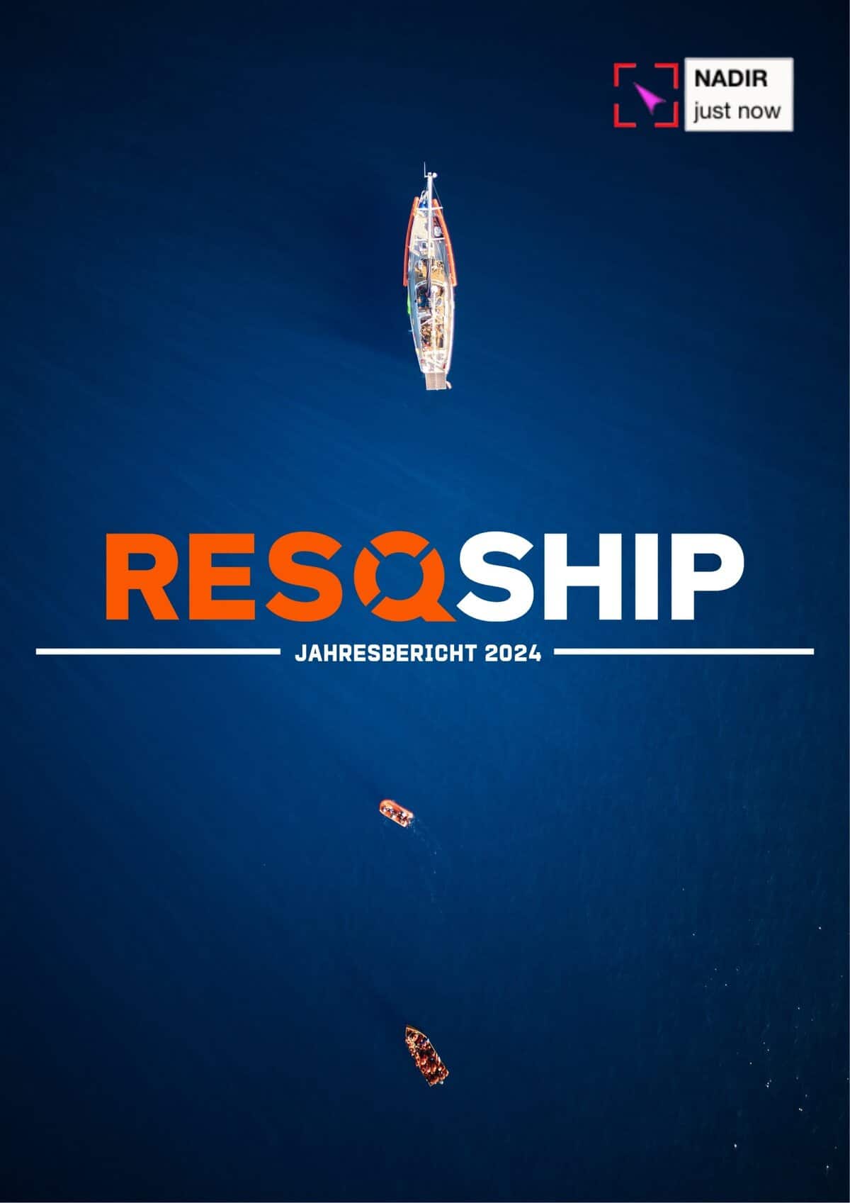 Jahresbericht 2024_Cover Cover des Jahresberichts 2024 auf dem in Vogelperspektive das Segelschiff NADIR abgebildet ist, der ihr zugehörige Tender sowie Personen auf einem Boot in Seenot