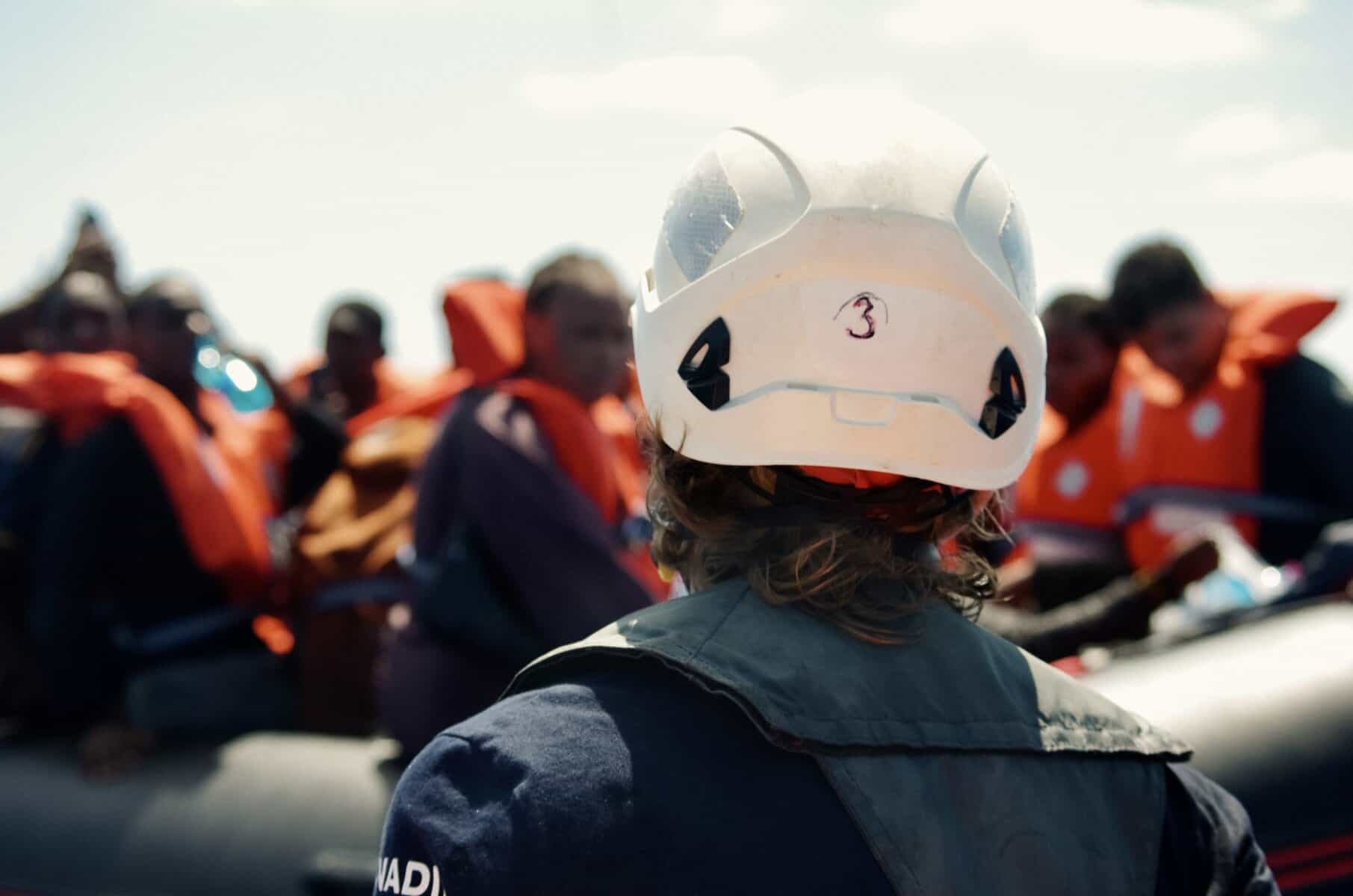 Crewmitglied vor Boot in Seenot