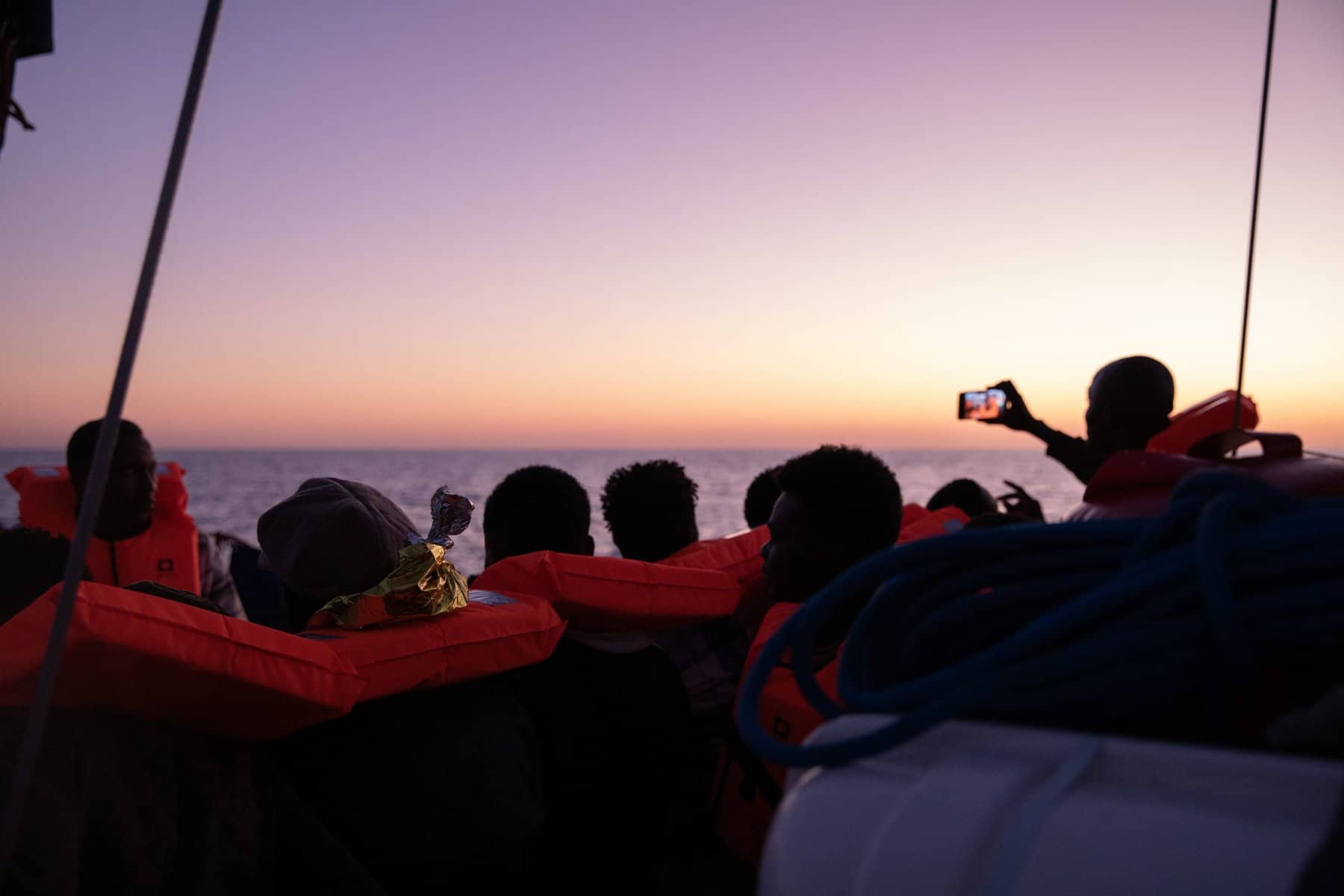 Menschen auf der Flucht auf dem Schlauchboot am Abend