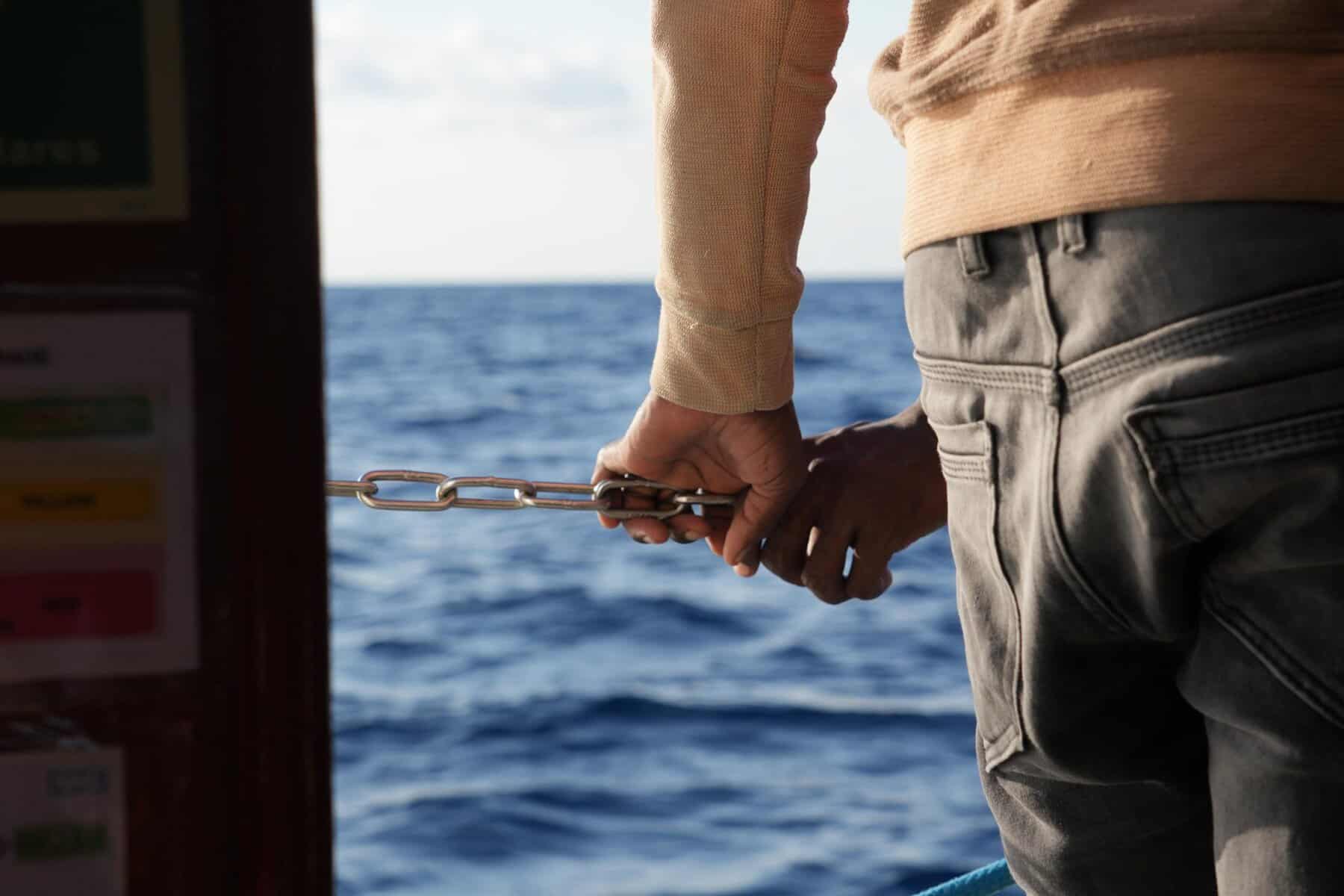 2025_OP-report_9_RESQSHIP_Credits_Stefania-Olivotto_1 Zwei Hände halten Schiffsreling fest