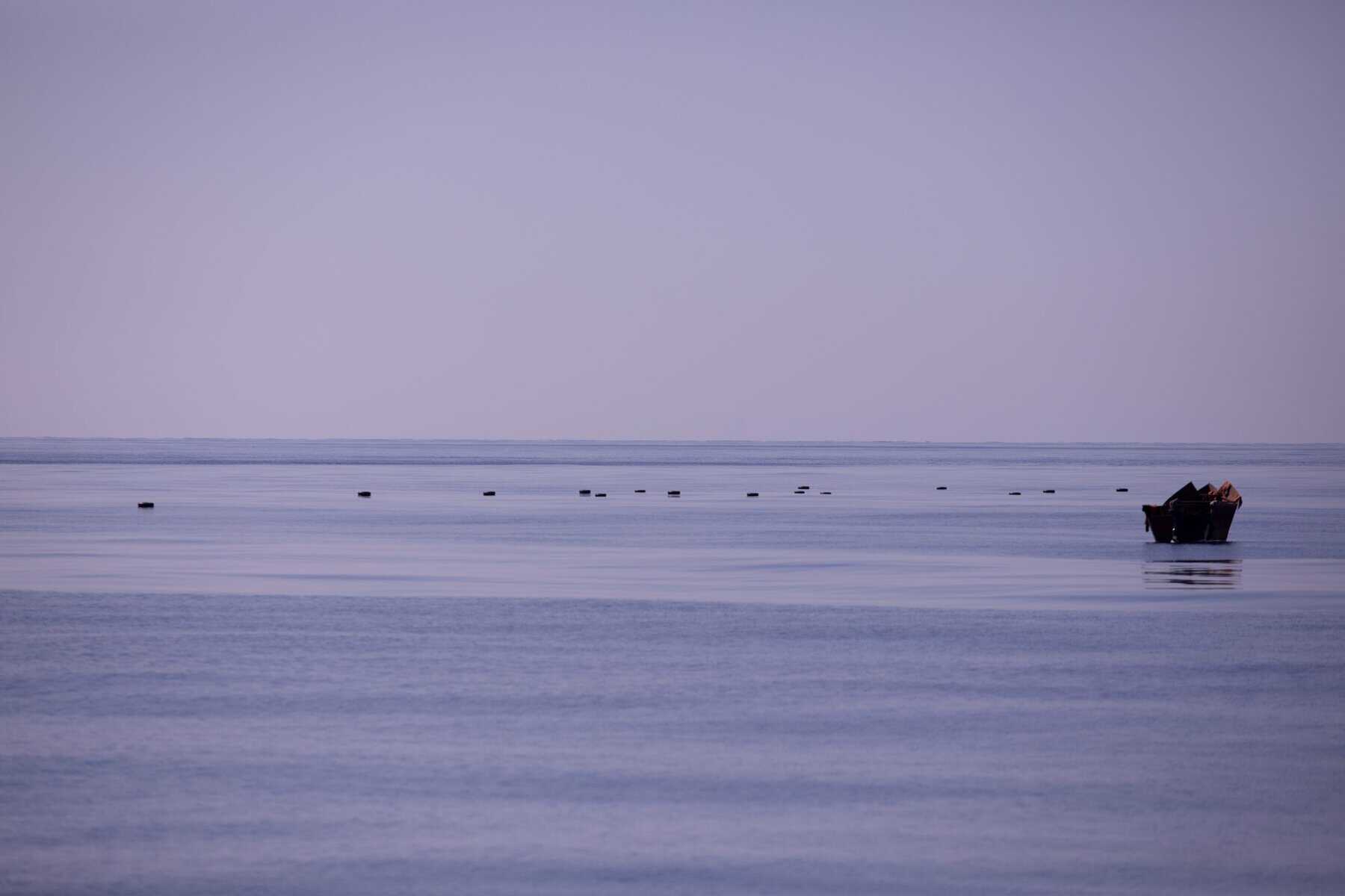 Leeres Boot treibt auf dem Meer