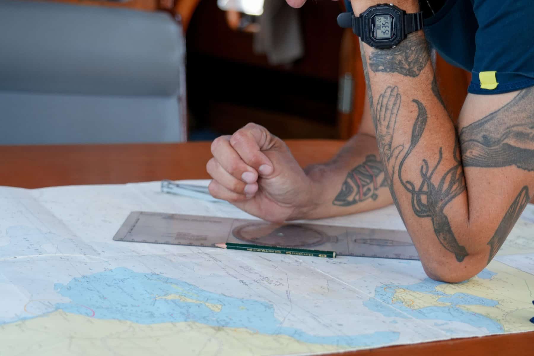 Beiboot vor großem, leeren blauen Holzboot