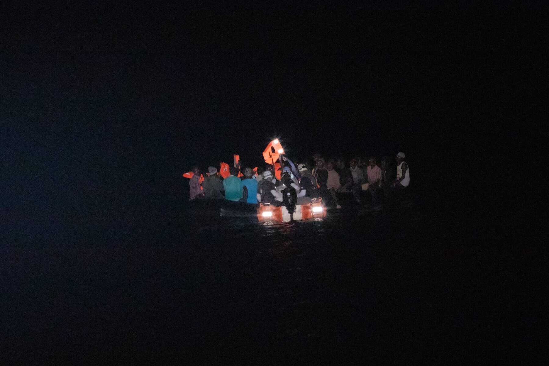 Person auf Boot vor Sonnenuntergang