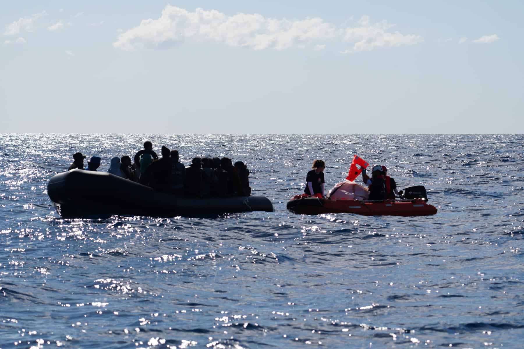 Person auf Boot vor Sonnenuntergang