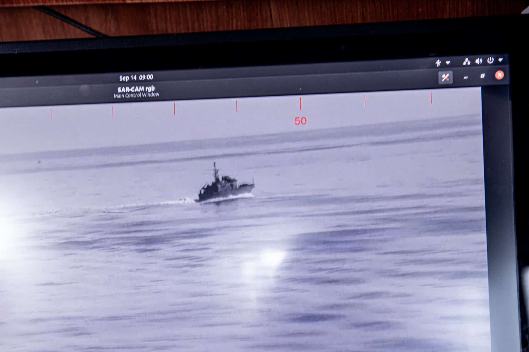 SAR CAM auf der NADIR  zeigt ein Boot auf dem Meer 