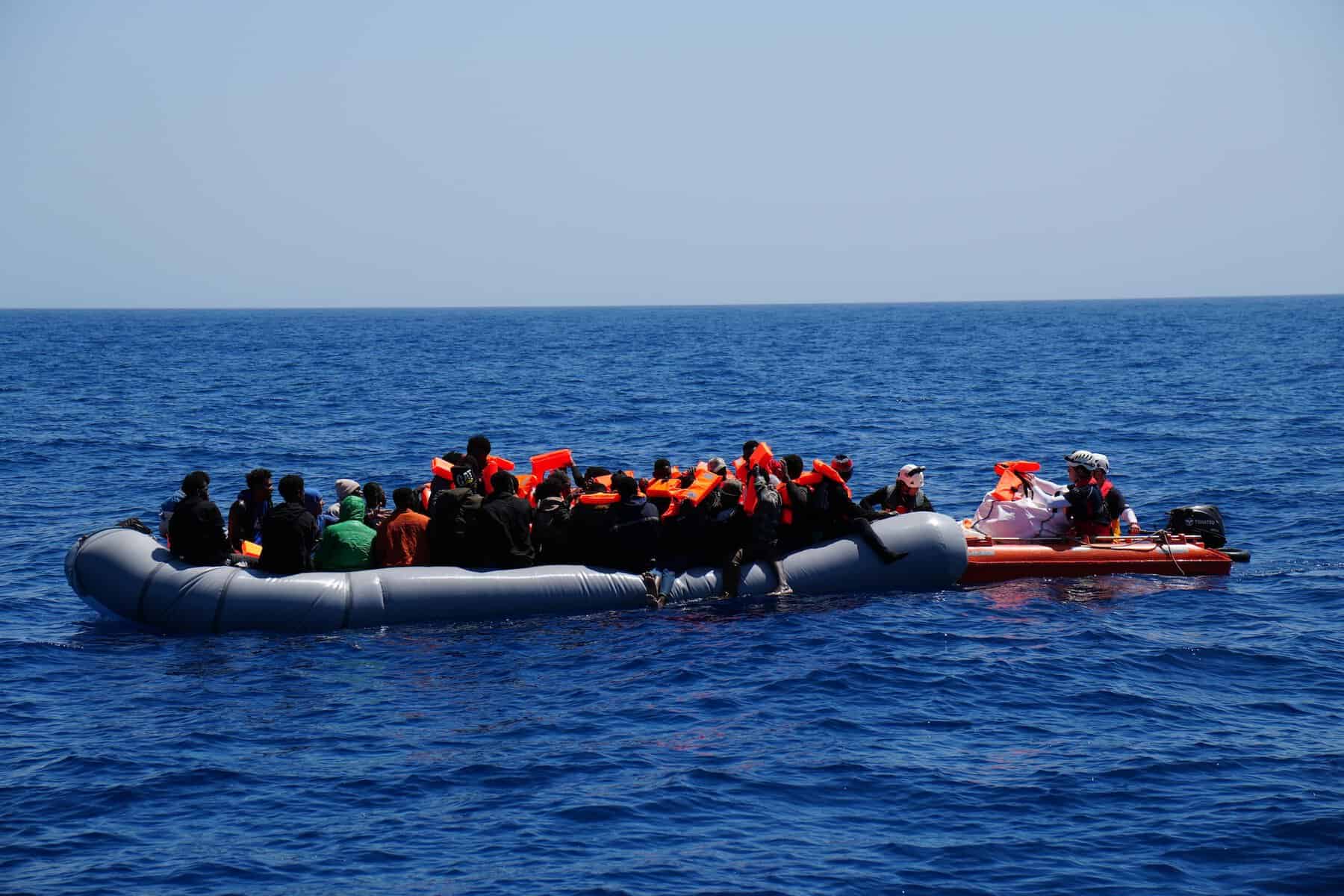 Einsatz 2/26  Schlauchboot mit Menschen auf dem Meer und Beiboot