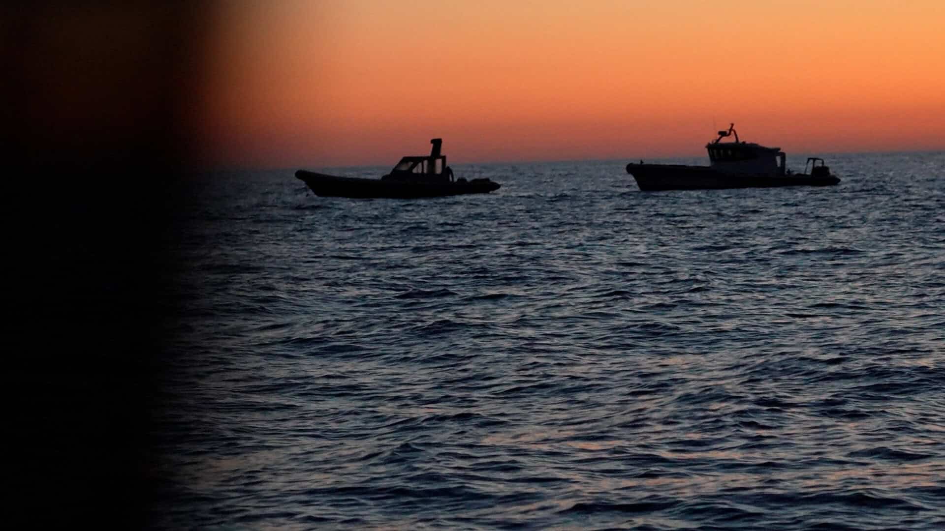 In den vergangenen Einsätzen wurden unsere Crews an Bord der NADIR immer wieder von Booten der sogenannten libyschen Küstenwache beschattet.