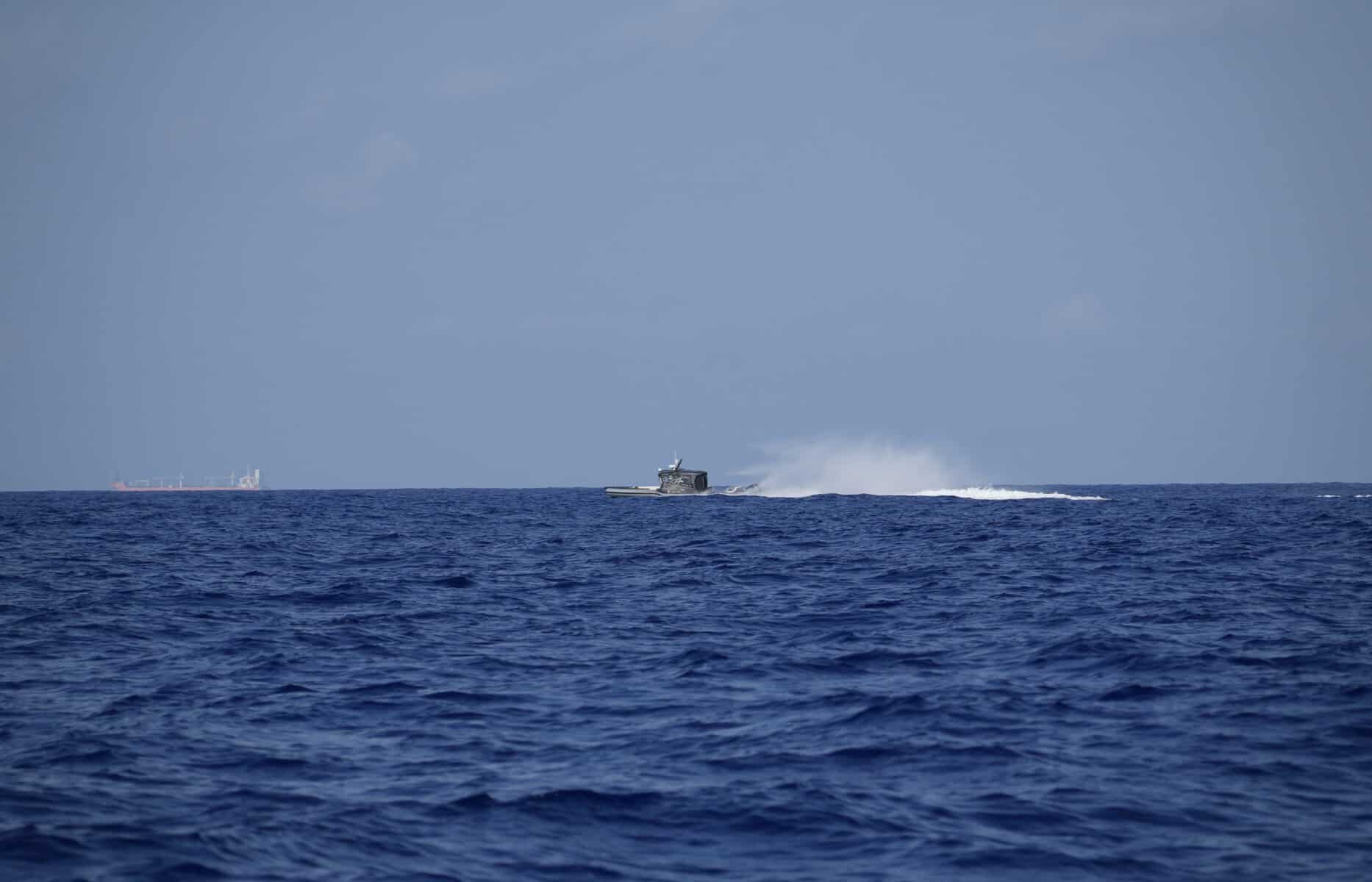 Schnellboot der sogenannten libyschen Küstenwache auf offener See mit Gischtspur.