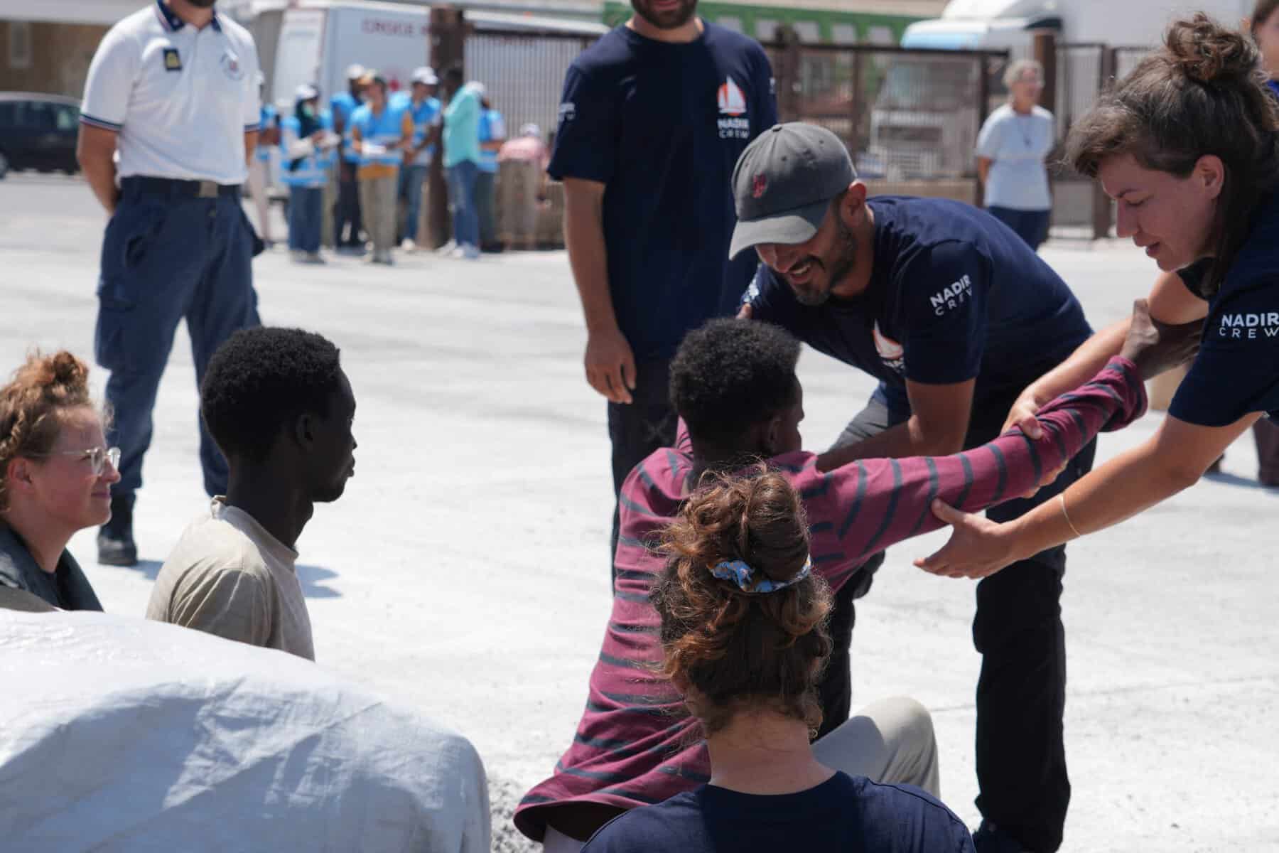 Menschen auf der Flucht gehen von Board in Lampedusa