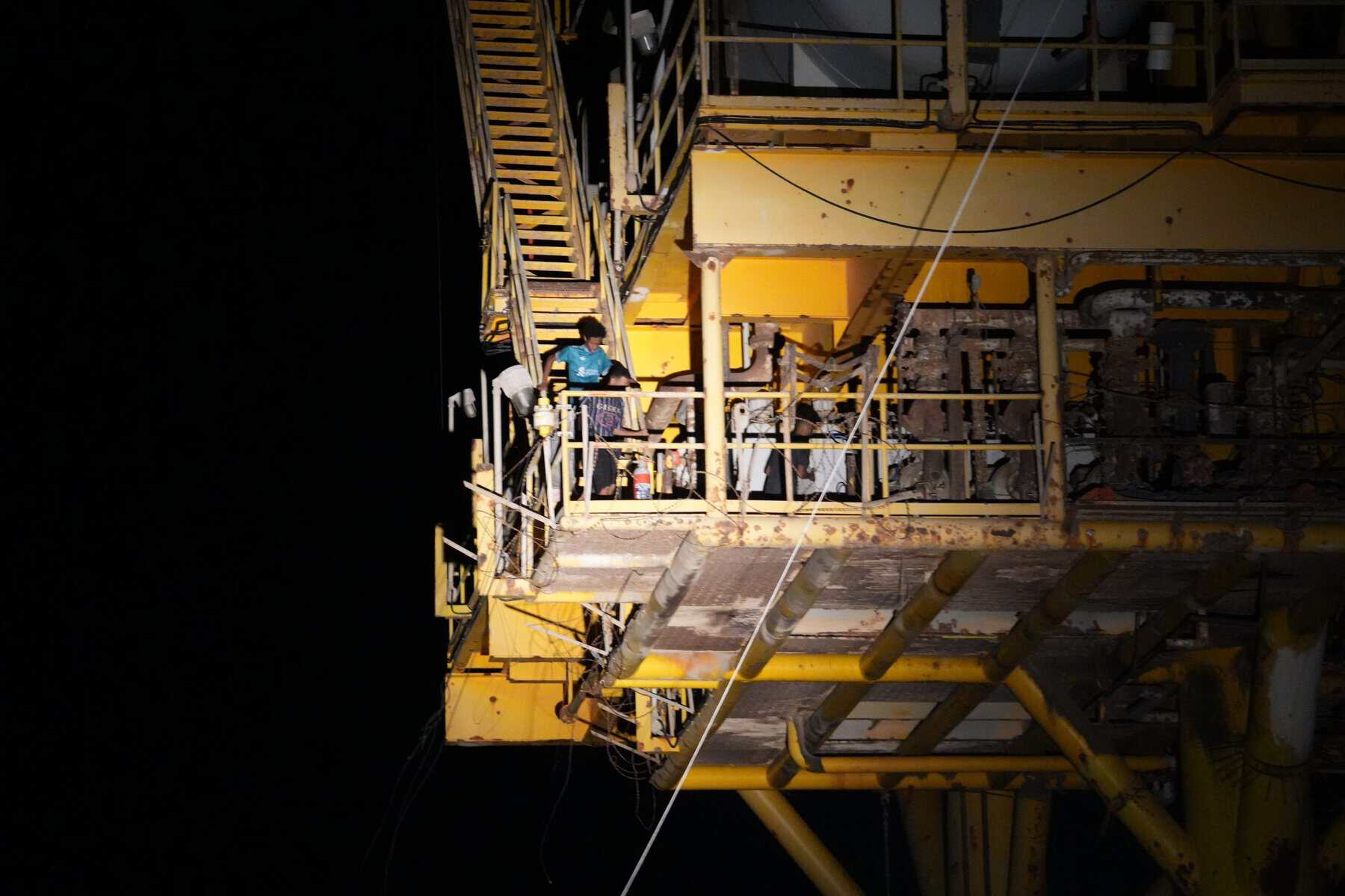 Menschen auf der Flucht auf der Didon Plattform bei Nacht