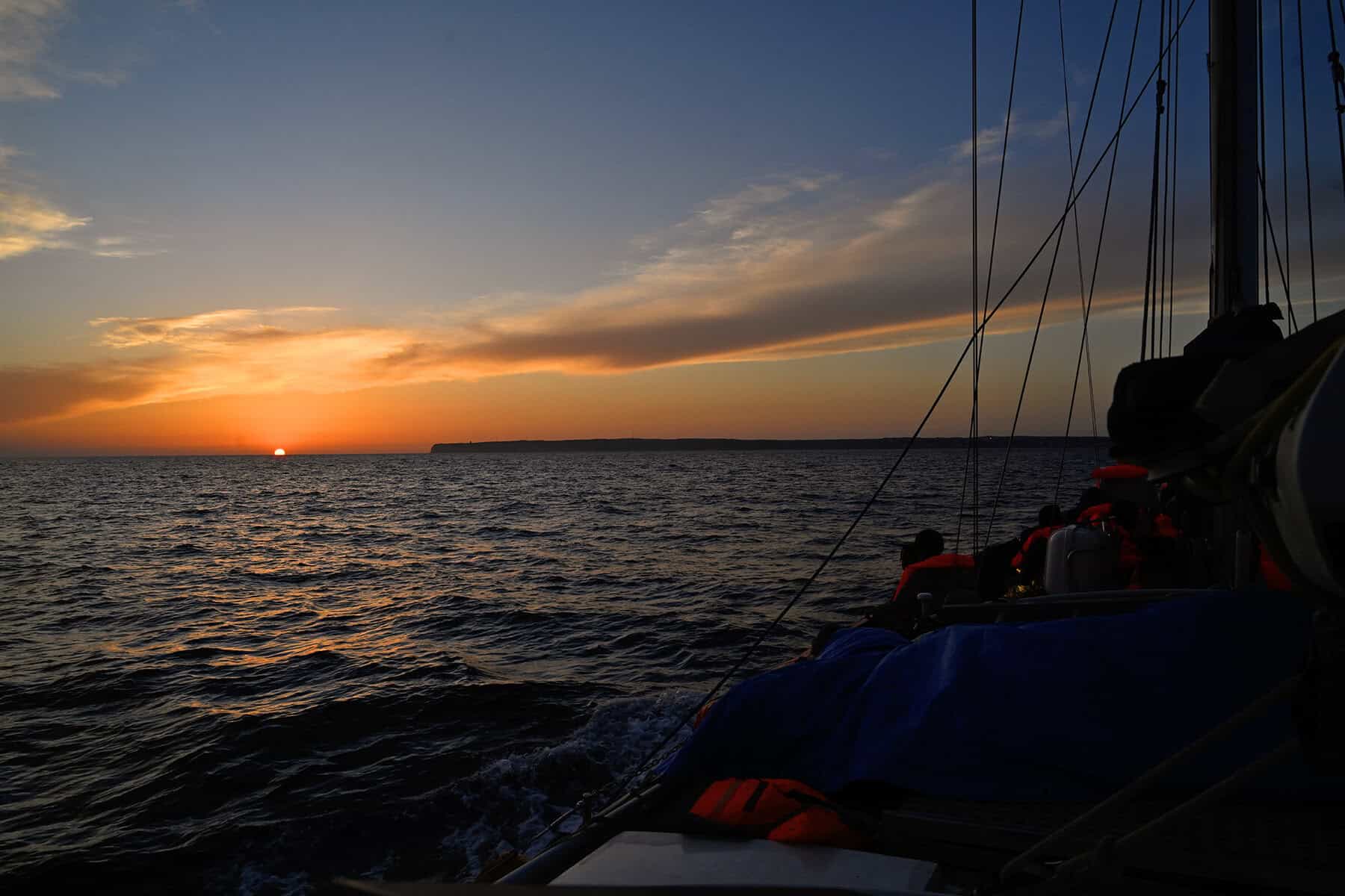 Nadir bei Sonnenuntergang mit Menschen an Bord